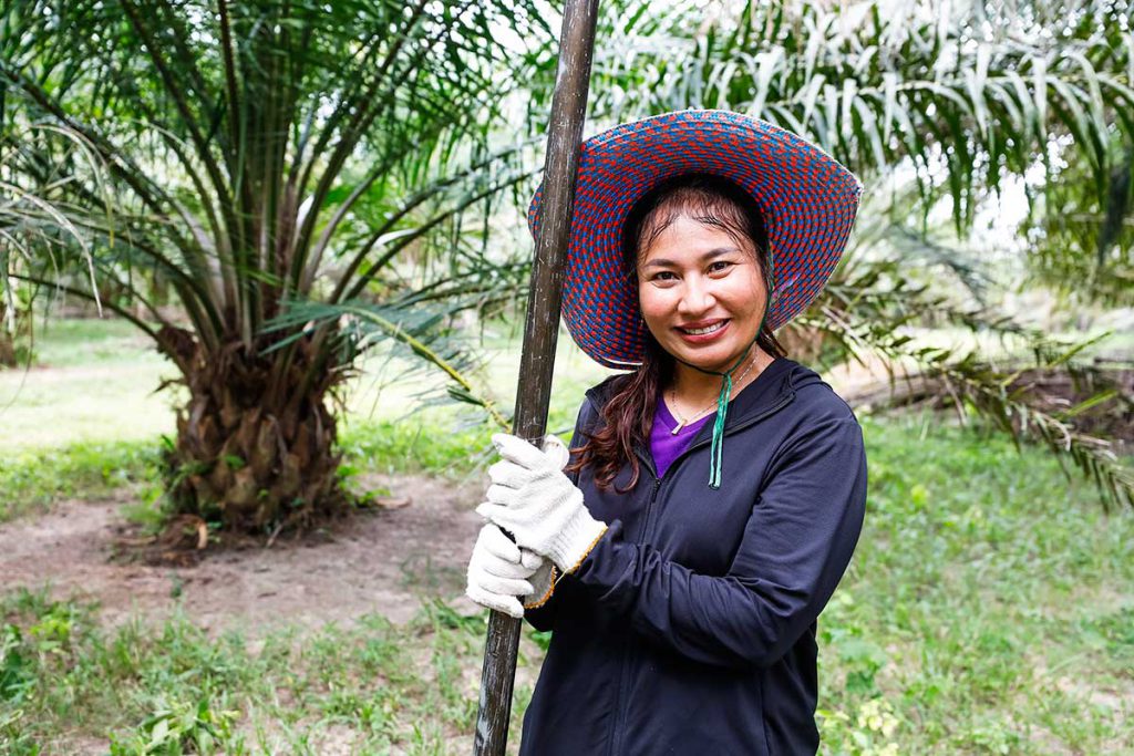 นางสาวพรศิริ รักนุกูล อดีตพนักงานธนาคารที่ผันตัวมาเป็นเกษตรกรปาล์มน้ำมันและเกษตรกรต้นแบบในจังหวัดกระบี่ (เครดิตรูปภาพ: GIZ Thailand)
